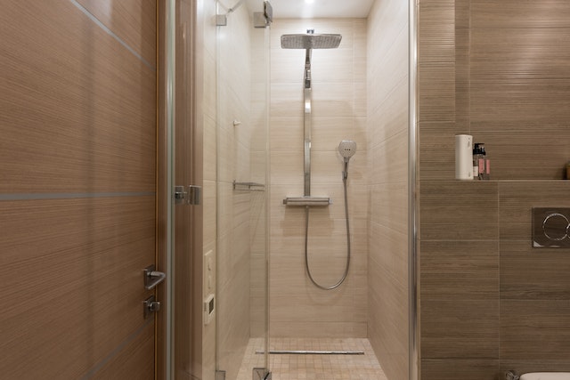 Minimalistic Double Shower Cubicle Design